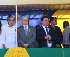 Prefeito Sergio Onofre acompanha desfile com Deputado Federal Osmar Serraglio e vice.