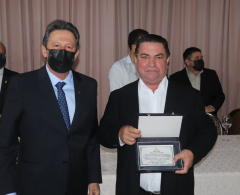 Prefeito Sérgio Onofre recebe homenagem pelos investimentos em Arapongas.