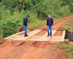 Renan (sec. de Meio Ambiente) e Jair Milani fiscalizam obra em ponte