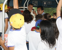 Justo Marques e Salvador Carvalho dos Santos orientam as crianças antes das visitas