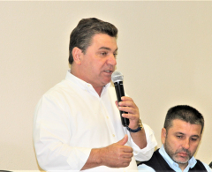Prefeito Sergio Onofre discursa durante coletiva à imprensa