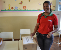 Mãe de aluno da Esc Alzira, no momento de guardar o voto na urna