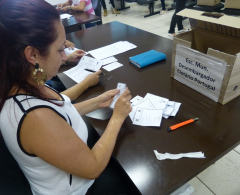 Funcionários da Sec de Educação fazem a contagem dos votos.