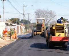 Prefeitura mantém obras de recapeamento das ruas do município, por região