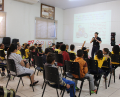 Alunos da Escola Municipal Albor Pimpão participam de aula teórica