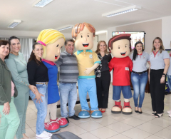 Semed recebe visita de bonecos do projeto Agrinho e reforça ações com alunos