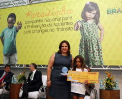 A aluna Tafne recebe premiação em Brasília