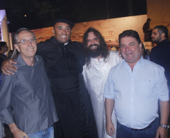 Preifeito, vice, Padre Resende e Luiz Vecchiatto ao final da apresentação.