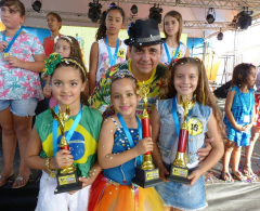 Antenor Romanini com as ganhadoras do Concurso Rainha Mirim