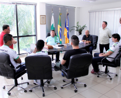 Prefeito recebe visita de membros do Arapongas Esporte Clube.