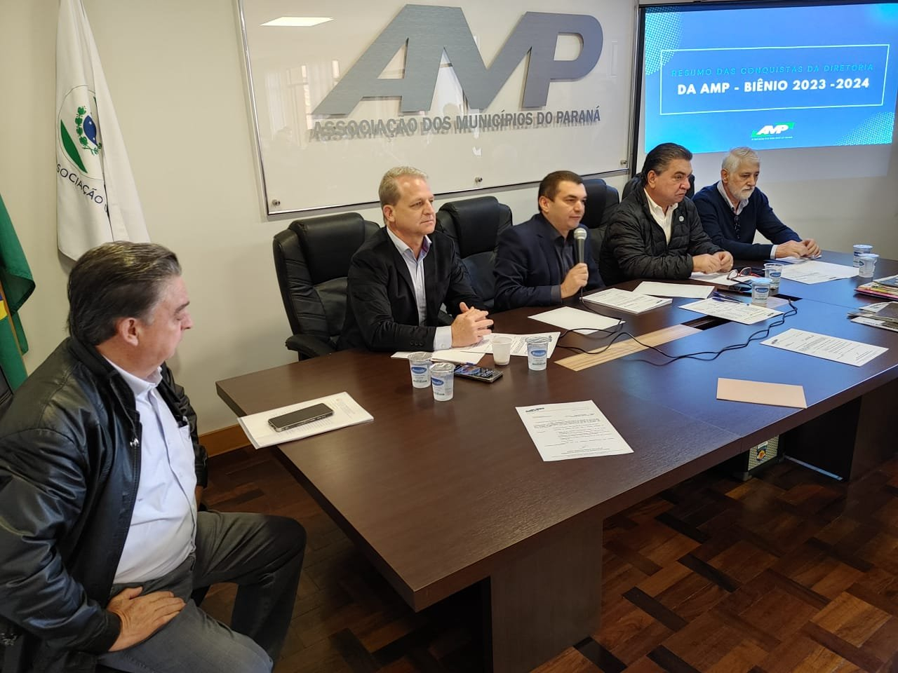 AMP aprova retirada de recursos da Caixa em protesto contra transferências irregulares de contas municipais