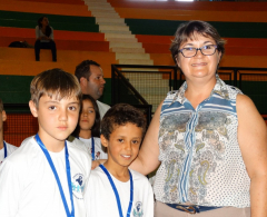A secretária de Educação Ellizabete Humai de Toledo com os alunos premiados