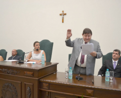 Padre Beffa presta juramento perante a Câmara Municipal