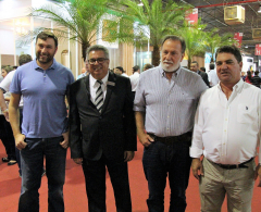 Prefeito, presidente do Expoara, Osmar Dias e Marcio Paulik em visita à Feira