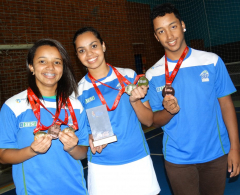 Atletas araponguenses são destaque no Badminton
