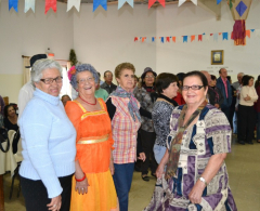 Senhoras presentes na tradicional festa do centro