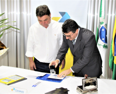 Gerente regional dos Correios e prefeito durante lançamento do selo