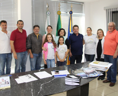 Alunas, familiares e equipe da educação foram recebidos pelo Prefeito, Sergio Onofre.