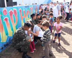 Soldados interagem com crianças