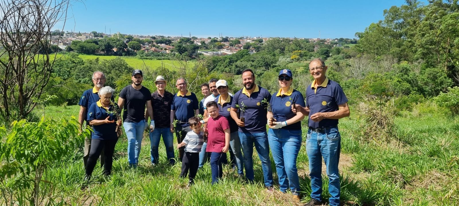 Prefeitura participa do plantio de 500 mudas de árvores nativas em projeto do Rotary Clube Beija-Flor