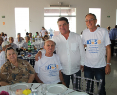 Prefeito e vice participam de almoço em homenagem aos idosos