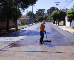 Serviços de lama asfáltica atendem Ruas da Vila Araponguinha