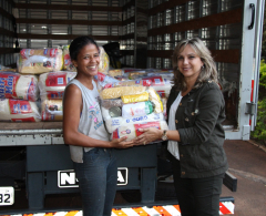Secretária de Segurança Alimentar entrega cesta para cooperada