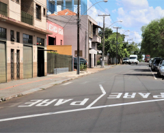 Reforço na sinalização viária beneficia trânsito na Vila Araponguinha