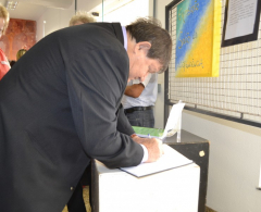Prefeito assina a lista de presença no Salão da Independência, no paço municipal