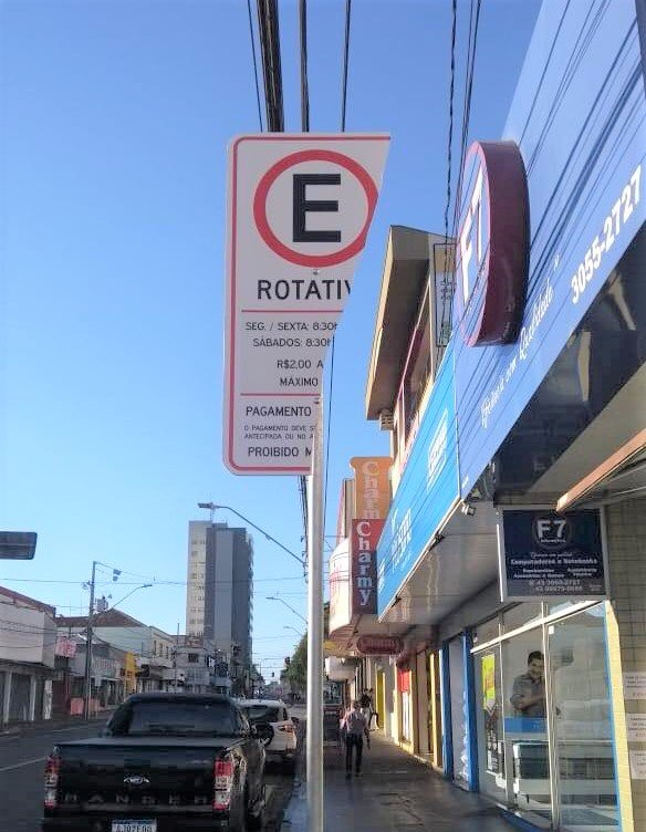 Vândalos danificam placas do Estacionamento Rotativo na Avenida Arapongas