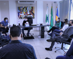 Representantes da ACIA reunidos com Onofre e dep. estadual, Tiago Amaral
