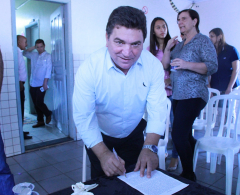 Prefeito Sergio Onofre durante assinatura Projeto