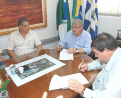 Momento da assinatura durante encontro dos municípios consorciados