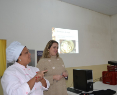 Secretária e nutricionistas instruindo as participantes a respeito do reaproveitamento    