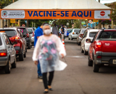 Vacinação por drive thru atende 3 mil idosos acima dos 60. Foto: Maurílio Cheli