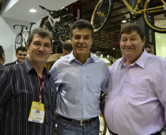 Vice-prefeito Pedro Bazana presente na solenidade com o governador e prefeito