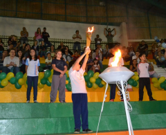 Momento da cerimônia de abertura com o acendimento do fogo olímpico