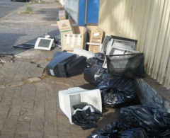 ANTES - Disposição irregular de Resíduos Eletrônicos  sobre a calçada