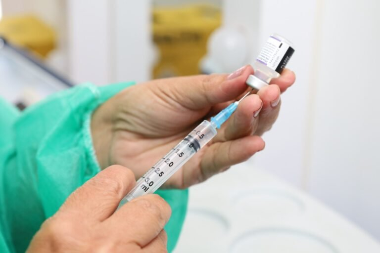 Secretaria de Saúde atualiza semanalmente horários e locais da vacinação contra Covid-19; confira