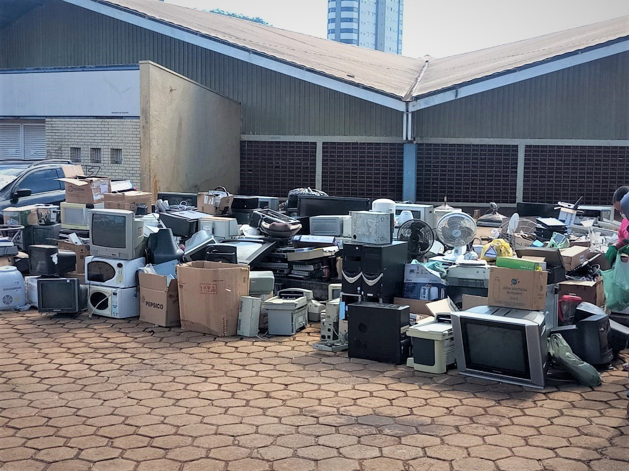 Arapongas realiza 20ª coleta de lixo eletrônico e pneus
