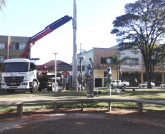 Instalação do poste distribuição de sinal wifi na Praça Mauá