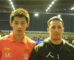 O professor Pedro Correa ao lado do atual campeão olímpico de tênis de mesa Zhang Jike
