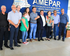 Onofre e prefeitos durante foto oficial na sede da Amepar