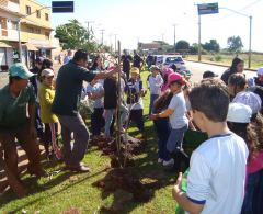 Escola realizou mobilização para efetuar o plantio de árvores na entrada do Cj Pe Bernardo